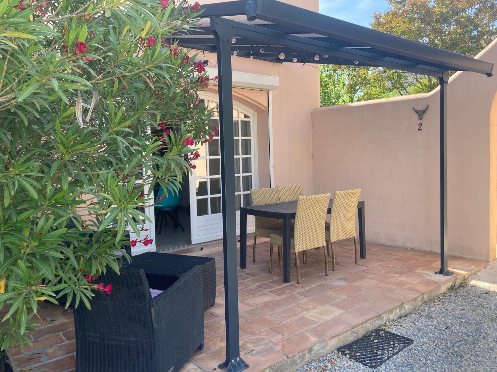 Les Bougainvillees De Camargue Villetelle Стая снимка