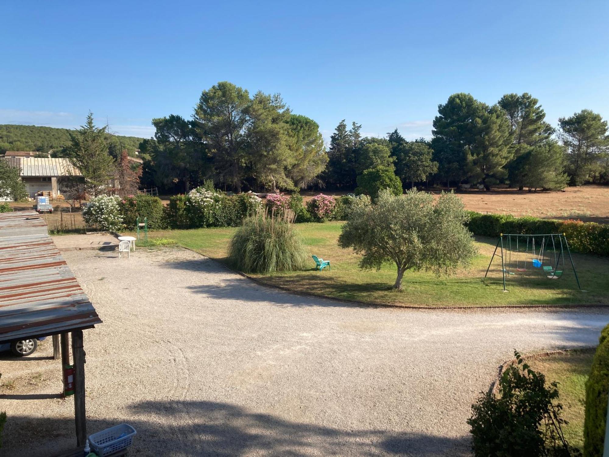 Les Bougainvillees De Camargue Villetelle Стая снимка
