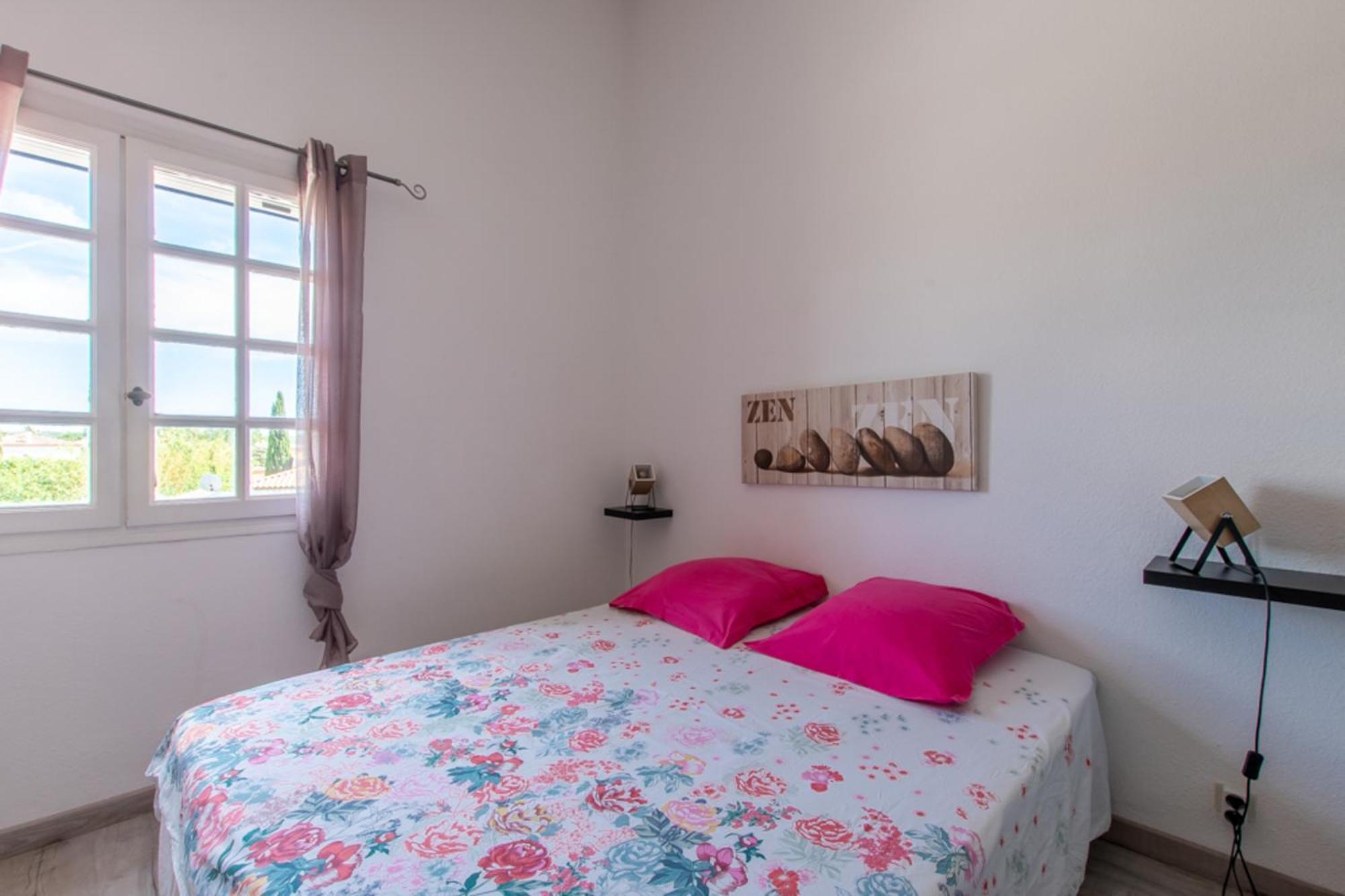 Les Bougainvillees De Camargue Villetelle Стая снимка
